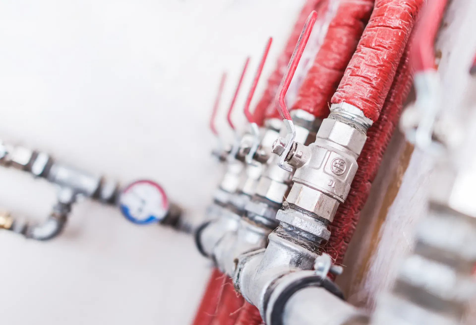 VVS-installation med rør og fittings til varmesystemer og vandforsyning.