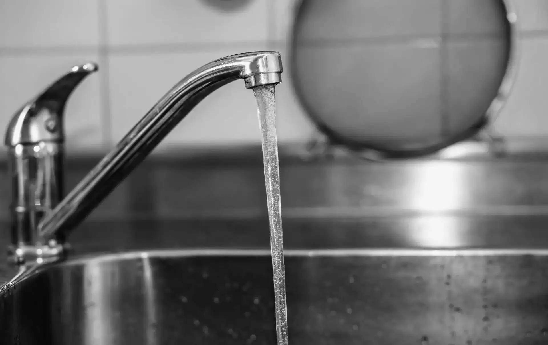 Vandhane der drypper i køkkenvask, VVS- og kloakservice i Danmark.
