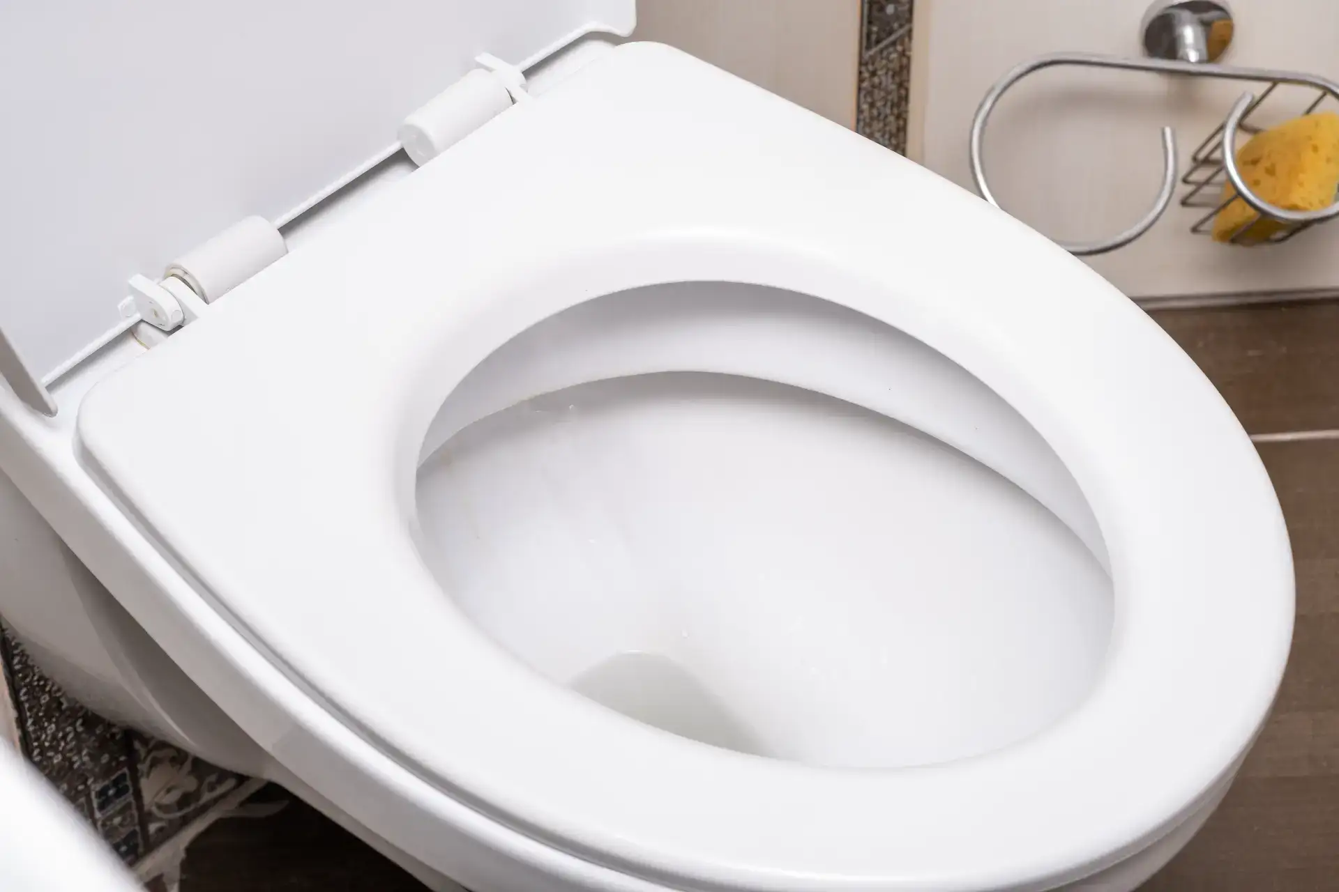Toilet med moderne VVS-installation, klar til service eller installation.